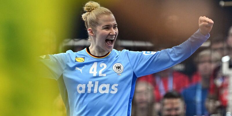 Die Abwehr um Xenia Smits (l) ist das Prunkstück bei Deutschlands Handballerinnen. - Foto: Federico Gambarini/dpa