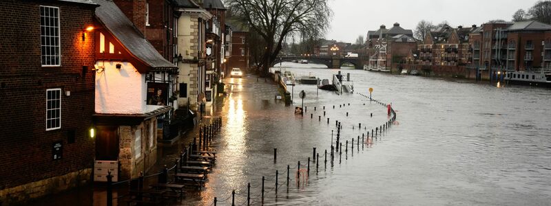 Überschwemmte Straßen im englischen York. - Foto: Danny Lawson/PA Wire/dpa