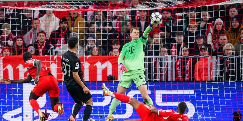 Nach der Pause zündeten die Bayern-Fans in der Südkurve massiv Pyrotechnik. - Foto: Tom Weller/dpa