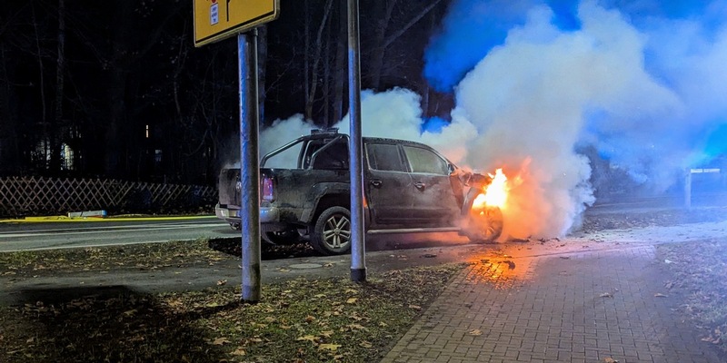 FW-KLE: Auto und Toilettenpapier brennen - ein Verletzter bei zwei Einsätzen der Freiwilligen Feuerwehr Bedburg-Hau - Foto: presseportal.de