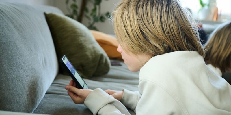 Erklärtes Ziel des Verbots: Kinder und Jugendliche sollen mehr Zeit mit Freunden verbringen. (Symbolbild) - Foto: Annette Riedl/dpa