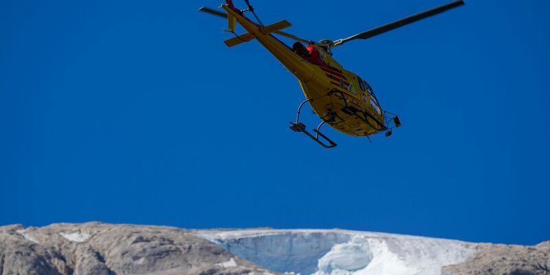 In Italien liegt in den Alpen noch nicht viel Schnee - jetzt wurde Schnee mit einem Hubschrauber eingeflogen. (Archivbild) - Foto: Luca Bruno/AP/dpa