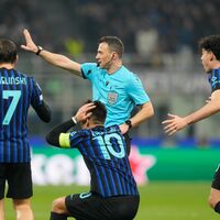 Die Inter-Spieler können Felix Zwayers Entscheidung nicht fassen. - Foto: Luca Bruno/AP/dpa