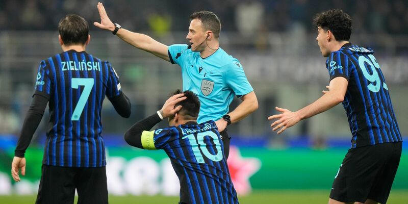 Die Inter-Spieler können Felix Zwayers Entscheidung nicht fassen. - Foto: Luca Bruno/AP/dpa