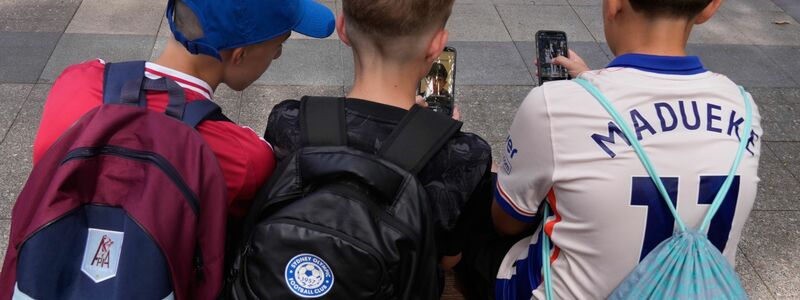 In Australien dürfen Kinder und Jugendliche unter 16 Jahren keine eigenen Konten mehr auf vielen großen Social-Media-Plattformen besitzen. (Archivbild) - Foto: Rick Rycroft/AP/dpa