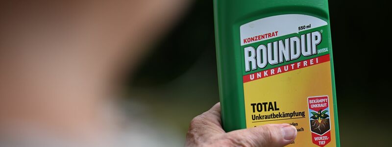 Eine Flasche des Unkrautvernichters Roundup mit dem Wirkstoff Glyphosat. (Archivbild) - Foto: Wolf von Dewitz/dpa