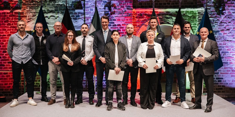 POL-WES: Kreis Wesel / Gelsenkirchen - Verleihung der Rettungsmedaille an Polizeibeamte aus dem Kreis Wesel - Foto: presseportal.de