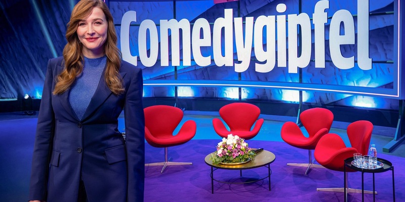 Katrin Bauerfeind begrüßt Angela Merkel, Günther Jauch und Christoph Maria Herbst bei Der Comedygipfel - Das Jahr 2025 - Foto: presseportal.de
