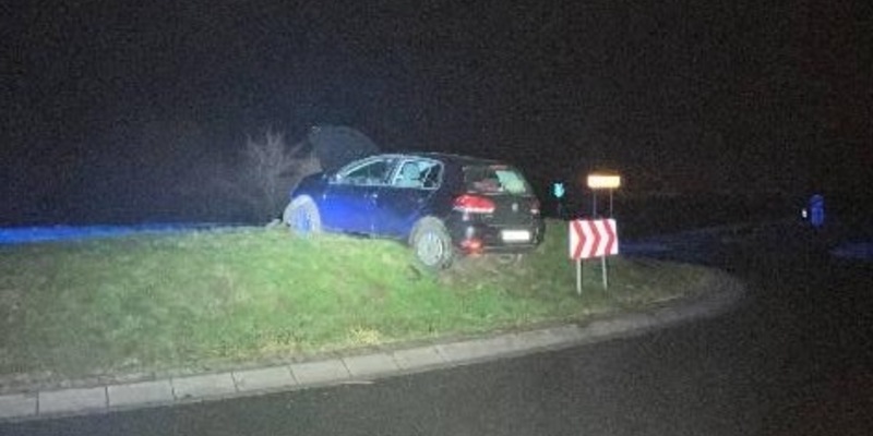 POL-CUX: Drei verletzte Personen nach Verkehrsunfall in Hagen im Bremischen ++++ Rentner fährt frontal in Kreisel (Foto) - Foto: presseportal.de