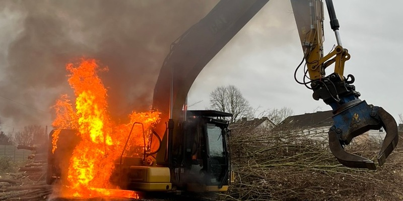 FW Bremerhaven: Bagger im Vollbrand gelöscht - Foto: presseportal.de