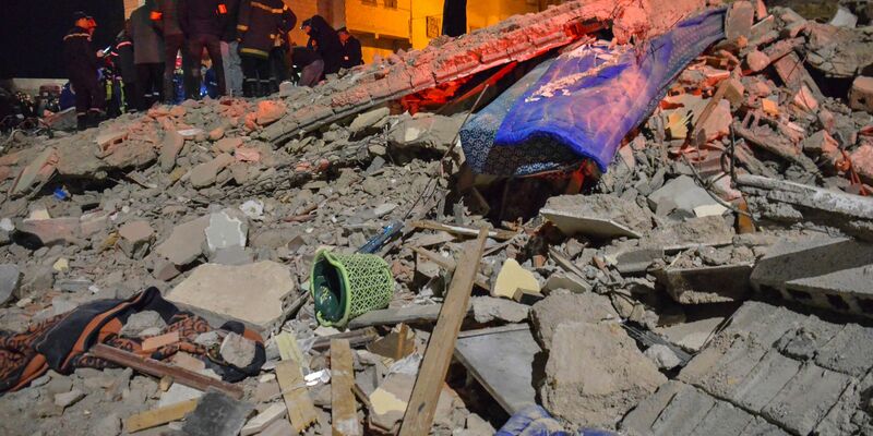 In dem eingestürzten Haus wohnten nach staatlichen Angaben acht Familien. - Foto: Ahmed Alaoui Mrani/AP/dpa
