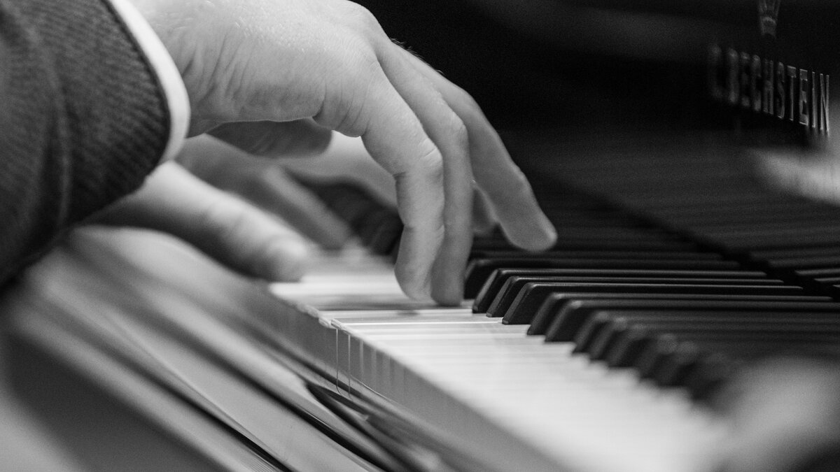 Mindfuck, Douglas, Gordon, Kunst-Hype, Haut, Slow-Motion-Shocks, Engel, Spiegel, Deko-Künstler, Kopfkino - Foto: THN