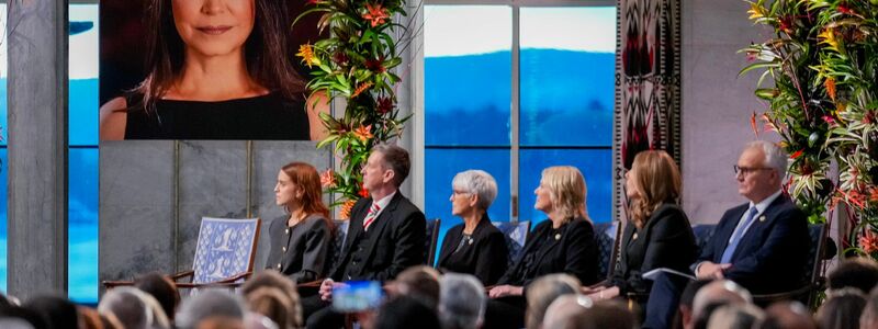 Bei der Verleihung des Friedensnobelpreises im Osloer Rathaus hing ein Bild von Machado, die selbst nicht anwesend war. - Foto: Ole Berg-Rusten/NTB Scanpix Pool/AP/dpa