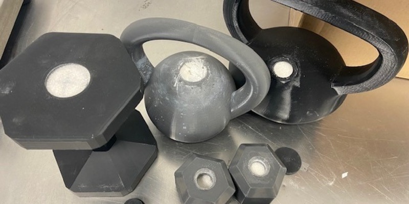 HZA-K: ZOLL: Schmuggelversuche im großen Stil in der Nikolausnacht am Kölner Flughafen / Fast 100 Kilogramm Drogen, 6.400 unversteuerte Zigaretten und Luxusgüter sichergestellt - Foto: presseportal.de