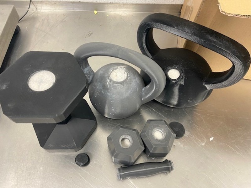 HZA-K: ZOLL: Schmuggelversuche im großen Stil in der Nikolausnacht am Kölner Flughafen / Fast 100 Kilogramm Drogen, 6.400 unversteuerte Zigaretten und Luxusgüter sichergestellt - Foto: presseportal.de