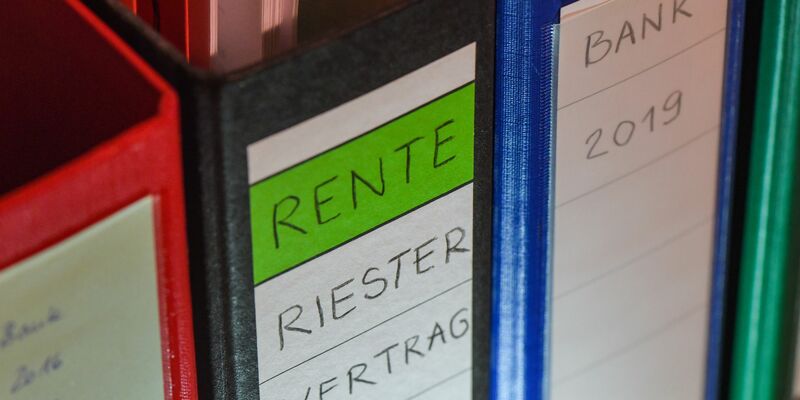 Der BGH hat eine Klausel in einer fondsgebundenen Riester-Versicherung geprüft. (Symbolbild) - Foto: Patrick Pleul/dpa-Zentralbild/dpa