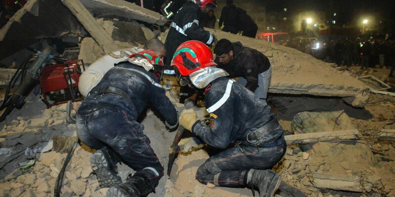 In dem eingestürzten Haus wohnten nach staatlichen Angaben acht Familien. - Foto: Ahmed Alaoui Mrani/AP/dpa