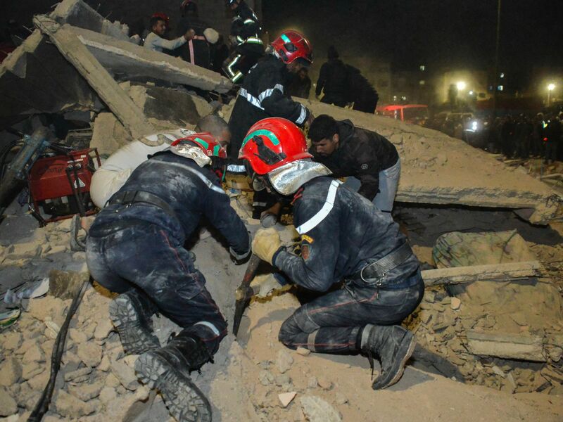 In dem eingestürzten Haus wohnten nach staatlichen Angaben acht Familien.  - Foto: Ahmed Alaoui Mrani/AP/dpa