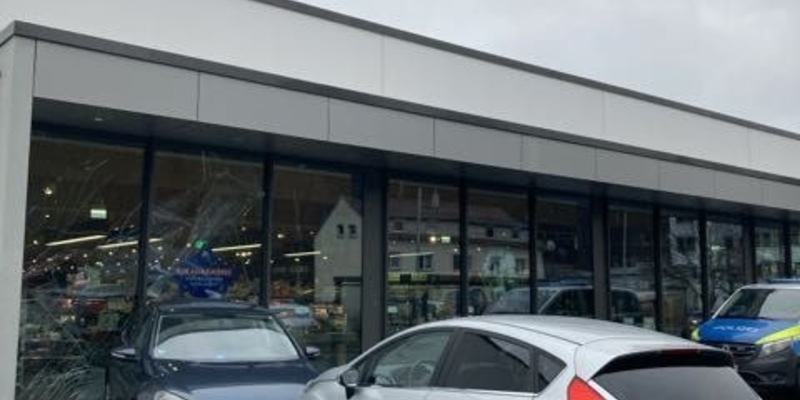 POL-OF: Autofahrerin schiebt anderes Fahrzeug in Scheibe: Glimpflicher Ausgang bei Verkehrsunfall auf Discounter-Gelände - Foto: presseportal.de