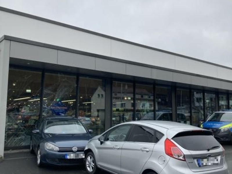 POL-OF: Autofahrerin schiebt anderes Fahrzeug in Scheibe: Glimpflicher Ausgang bei Verkehrsunfall auf Discounter-Gelände - Foto: presseportal.de