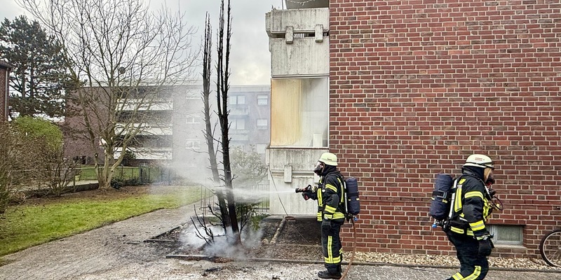 FFW Schwalmtal: Brennender Baum an Mehrfamilienhaus löst Feuerwehreinsatz aus - Foto: presseportal.de