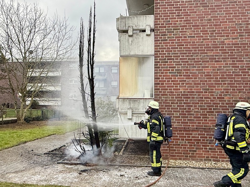 FFW Schwalmtal: Brennender Baum an Mehrfamilienhaus löst Feuerwehreinsatz aus - Foto: presseportal.de