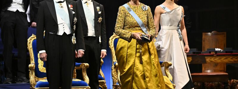 Dürfen bei der Zeremonie nicht fehlen (von links): Schwedens König Carl XVI. Gustaf, Prinz Daniel, Königin Silvia und Kronprinzessin Victoria. - Foto: Henrik Montgomery/TT News Agency/AP/dpa
