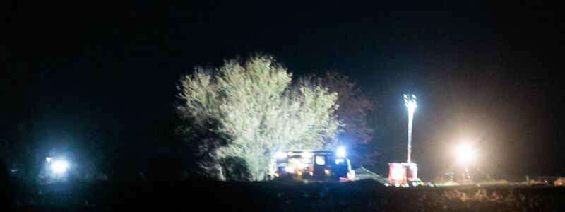 Der Einsatz in Zehnebeck dürfte noch stundenlang dauern. - Foto: Carsten Koall/dpa