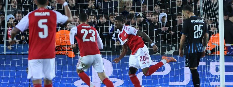 Arsenals Noni Madueke (2. v.r.) traf beim klaren Auswärtssieg beim FC Brügge doppelt. - Foto: Omar Havana/AP/dpa