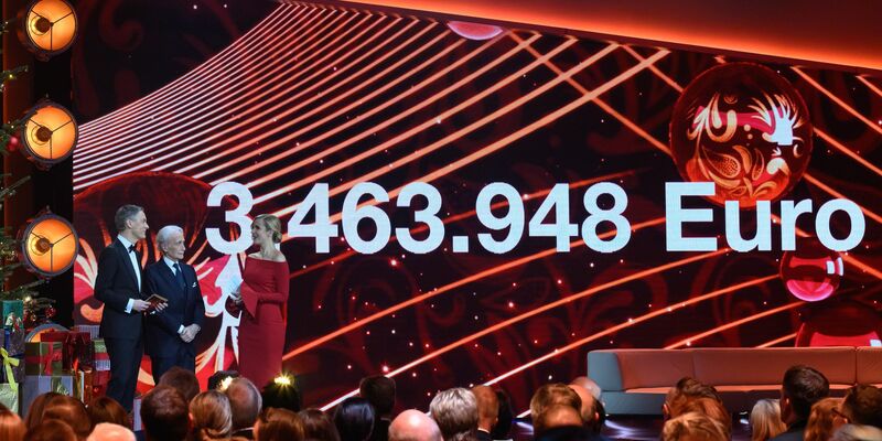 Auch der Pop-Sänger Alvaro Soler rief bei der 31. José Carreras Gala in Leipzig zum Spenden auf. - Foto: Hendrik Schmidt/dpa