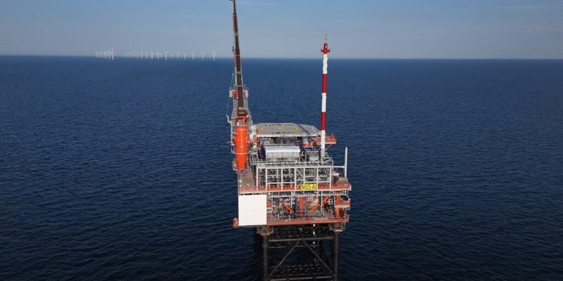N05-A wird als erste Gasplattform in der Nordsee mit Offshore-Windenergie betrieben - Foto: presseportal.de