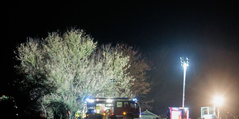 Die Feuerwehr war bis in die Nacht im Einsatz. - Foto: Carsten Koall/dpa