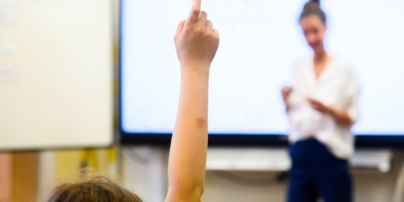 Fast die Hälfte aller öffentlichen Bildungsausgaben flossen 2024 an Schulen. (Symbolbild) - Foto: Julian Stratenschulte/dpa