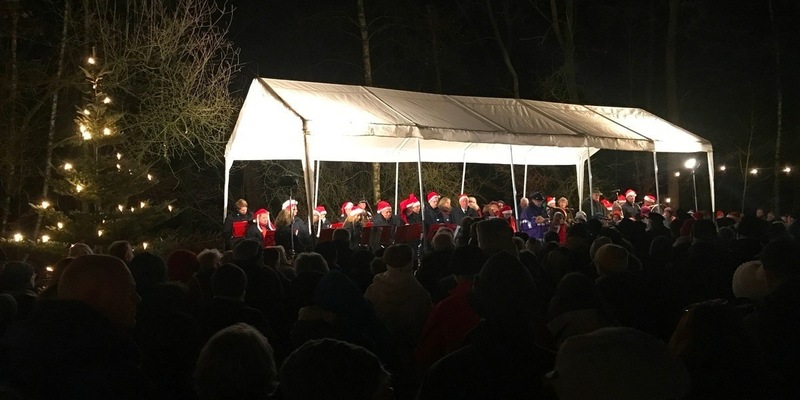 FW Norderstedt: Besinnliche Stunde - Die Freiwillige Feuerwehr Garstedt lädt zur Waldweihnacht ein. - Foto: presseportal.de