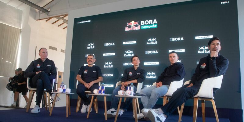 Teamchef Ralph Denk (l.) verbindet große Hoffnungen mit Florian Lipowitz. - Foto: Clara Margais/dpa