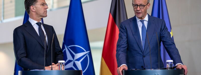 Kanzler Merz und Nato-Generalsekretär Rutte treten gemeinsam vor die Presse. - Foto: Michael Kappeler/dpa