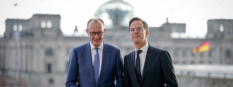 Kanzler Merz und Nato-Generalsekretär Rutte führten ein Gespräch unter vier Augen. - Foto: Kay Nietfeld/dpa