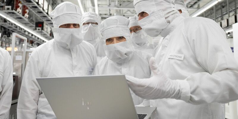 Mikrochips sind für zahlreiche Wirtschaftszweige unverzichtbar. (Symbolbild) - Foto: Sebastian Kahnert/dpa