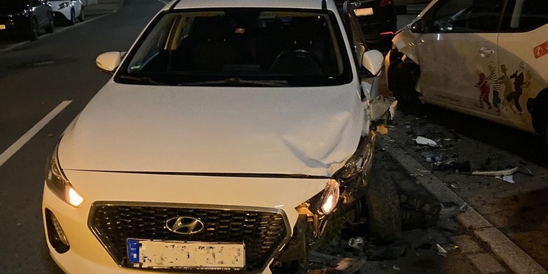 POL-ME: Hoher Sachschaden - Hyundai kollidiert mit vier geparkten Autos - 2512047 - Foto: presseportal.de