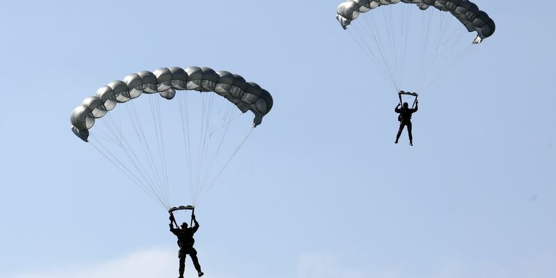 Schockierende Augenblicke erlebte eine Gruppe von Fallschirmspringern in Australien, doch am Ende ging alles glimpflich aus. (Symbolbild) - Foto: Bernd Wüstneck/dpa-Zentralbild/dpa