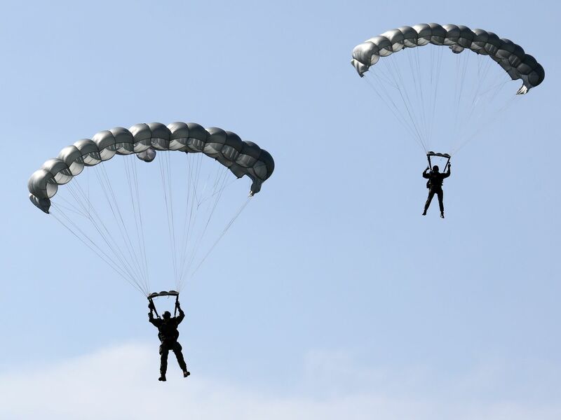 Schockierende Augenblicke erlebte eine Gruppe von Fallschirmspringern in Australien, doch am Ende ging alles glimpflich aus. (Symbolbild) - Foto: Bernd Wüstneck/dpa-Zentralbild/dpa