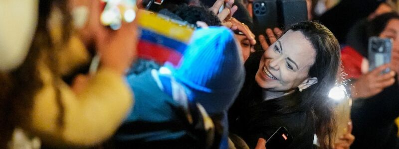 Machado in der Nacht auf dem Hotelbalkon im Zentrum von Oslo. - Foto: Lise Åserud/NTB Scanpix/AP/dpa