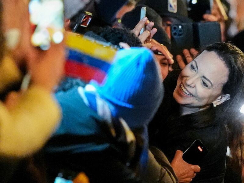 Machado in der Nacht auf dem Hotelbalkon im Zentrum von Oslo. - Foto: Lise Åserud/NTB Scanpix/AP/dpa