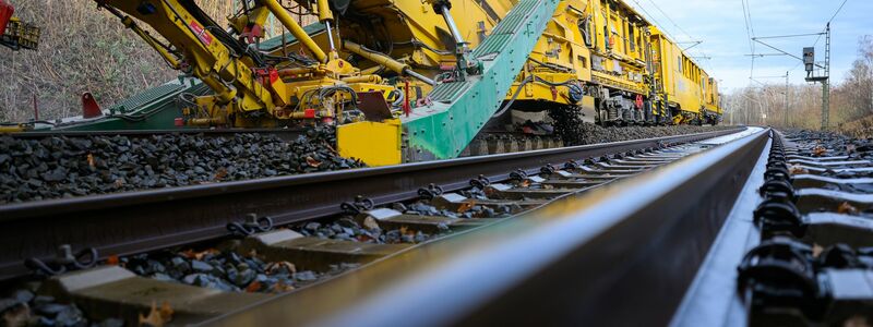 Auch im kommenden Jahr wird auf dem deutschen Schienennetz umfassend gebaut. (Archivbild) - Foto: Hendrik Schmidt/dpa
