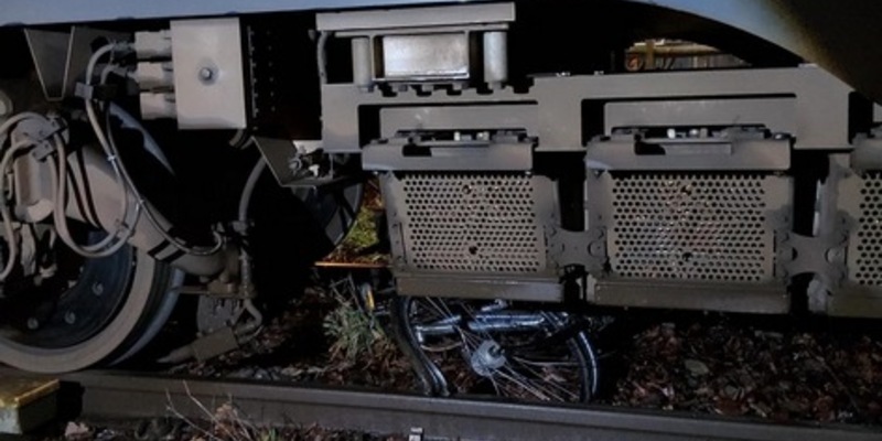 BPOL-FL: Zug überfährt im Gleis liegendes Fahrrad - Polizeieinsatz und Zugverspätungen - Foto: presseportal.de