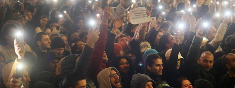 Zehntausende Menschen forderten den Rücktritt der prowestlichen Regierung in Bulgarien. Die Protestwelle in dem EU-Land begann mit Demonstrationen gegen den Haushaltsentwurf für 2026. - Foto: Valentina Petrova/AP/dpa