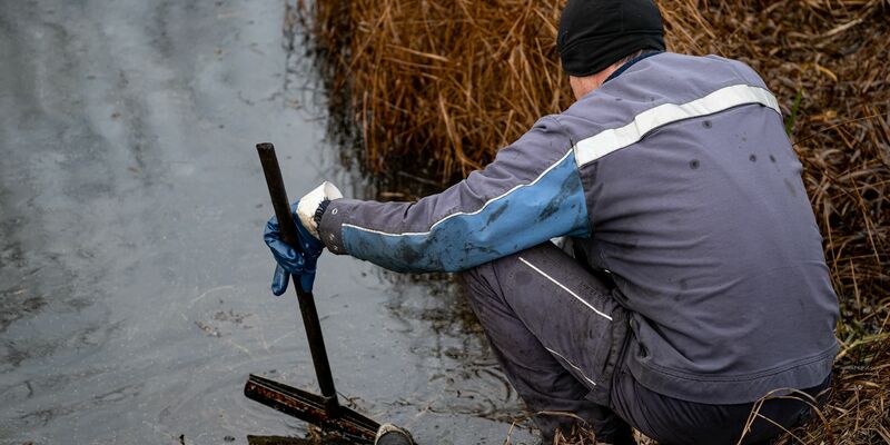 Aufräumen nach dem Unglück: Arbeiter bei Gramzow  - Foto: Fabian Sommer/dpa