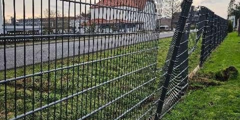 POL-GÖ: (404/2025) Hoher Sachschaden an Gewerbezaun: Ermittlungen wegen Unfallflucht in Lutterberg - Foto: presseportal.de