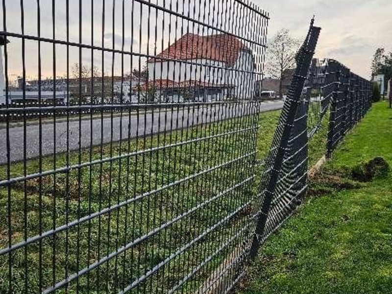 POL-GÖ: (404/2025) Hoher Sachschaden an Gewerbezaun: Ermittlungen wegen Unfallflucht in Lutterberg - Foto: presseportal.de