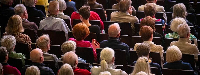 Destatis zufolge wächst die Zahl der 67-Jährigen und Älteren bis 2038 weiter. (Symbolbild) - Foto: Sina Schuldt/dpa